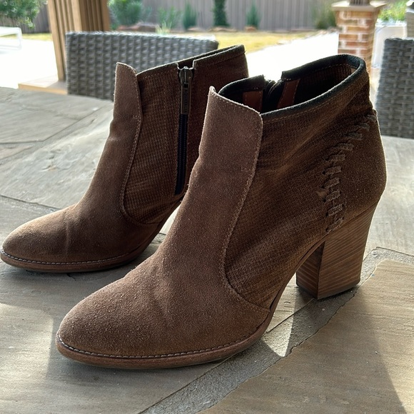 Aquatalia Italian Champagne Tan Suede Ankle Boots - Women’s size 40 or US 9 - Picture 1 of 13
